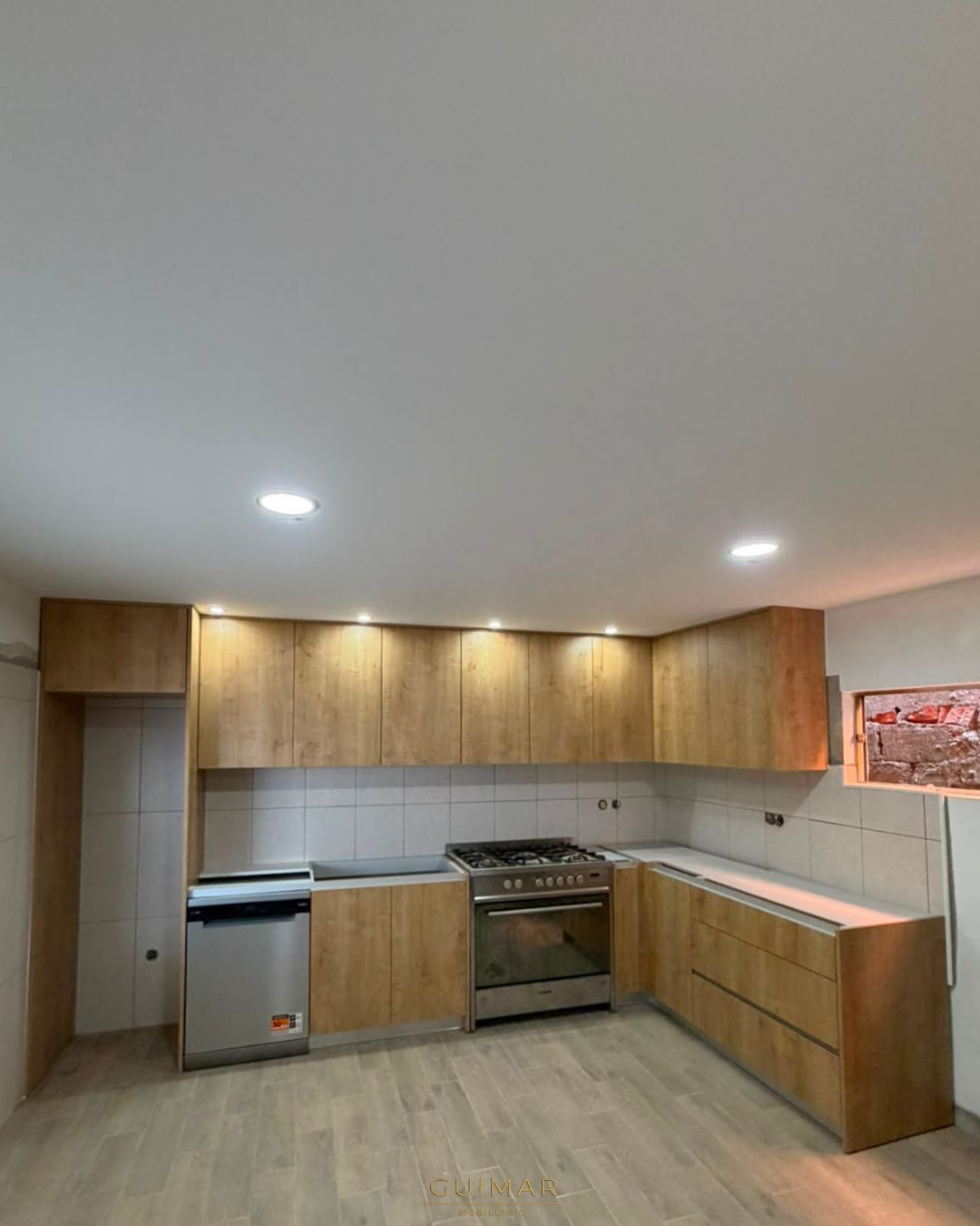 Cozinha por medida em madeira — vista ampla