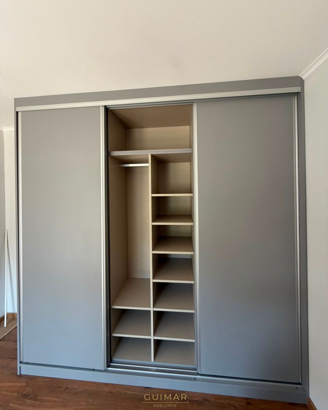 Interior e organização de roupeiro por medida
